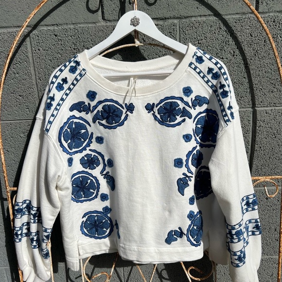 Anthropologie cream colored sweatshirt, size small with navy blue appliqué - Picture 3 of 14